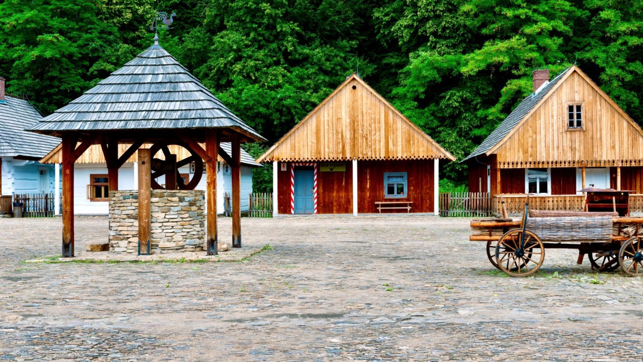 zdjęcie przedstawia skansen w Sanoku