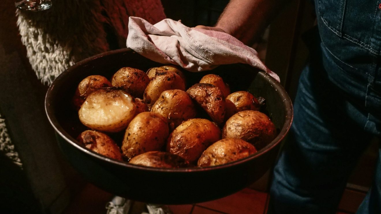 zdjęcie przedstawia pieczone ziemniaki