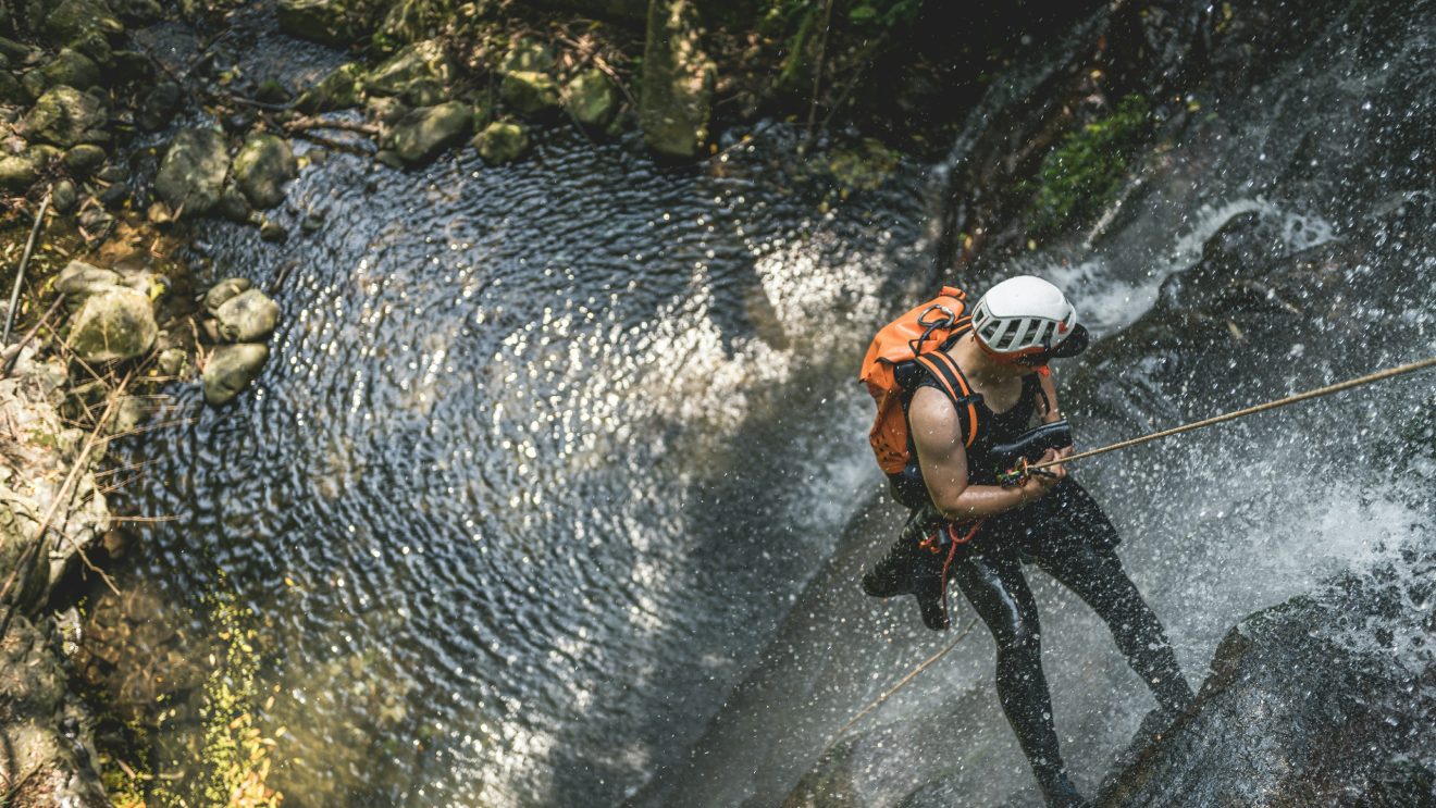 zdjęcie przedstawia Canyoning